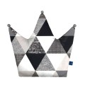gray triangles poduszka korona.jpg