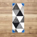 gray triangles prześcieradło na leżak do przedszkola.jpg